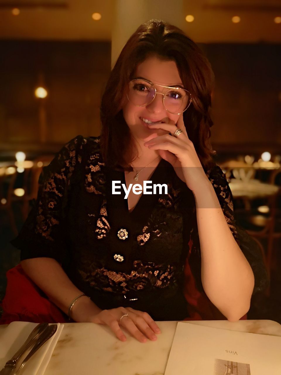 PORTRAIT OF A YOUNG WOMAN DRINKING FROM GLASS