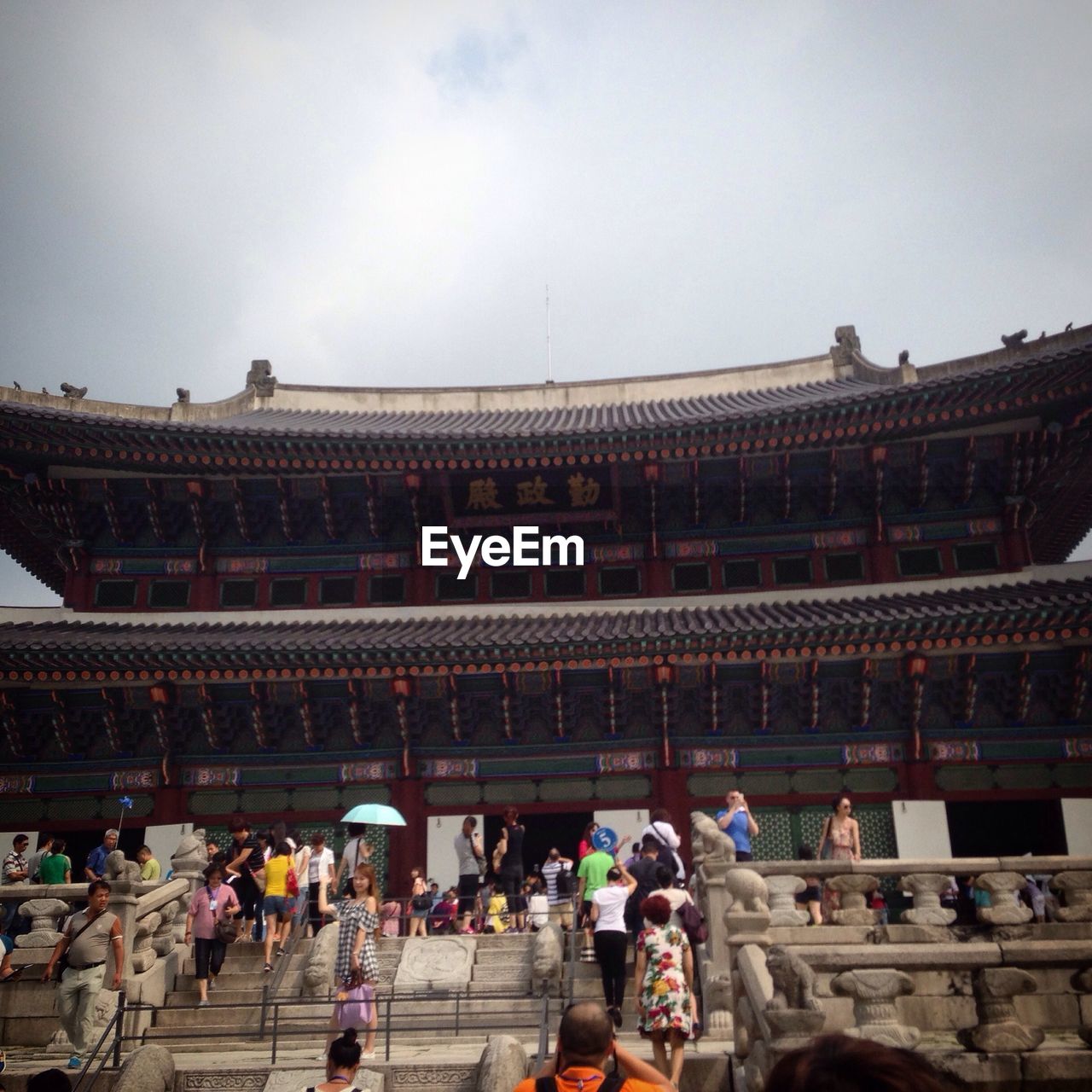 TOURISTS IN FRONT OF BUILDING