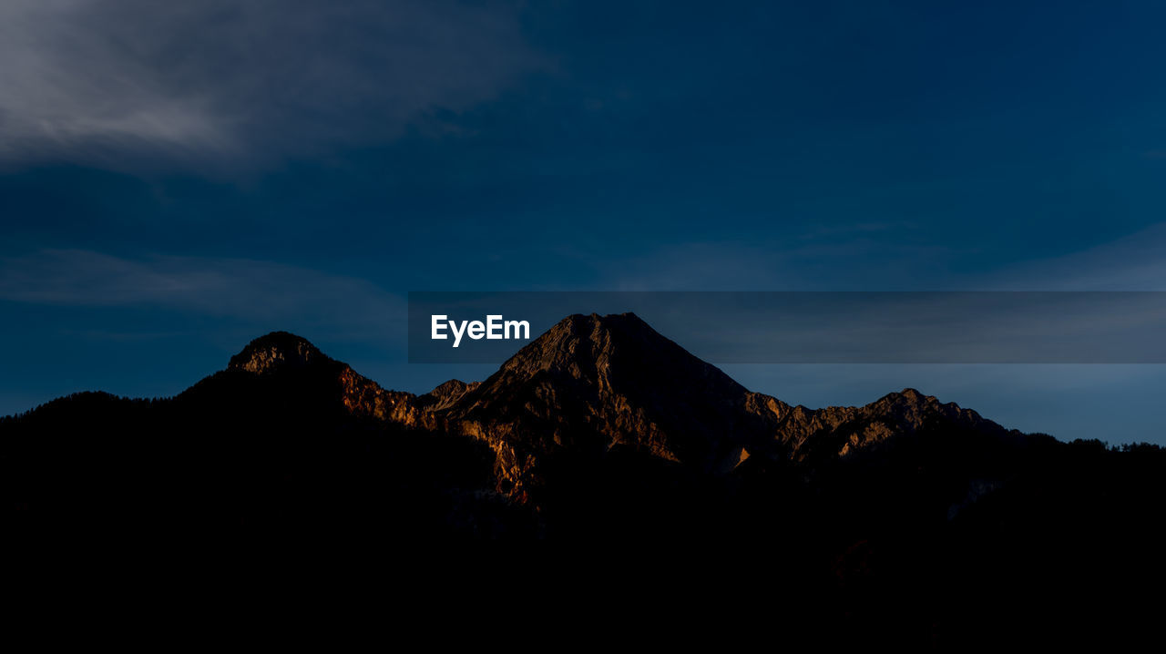 SILHOUETTE MOUNTAIN RANGE AGAINST SKY