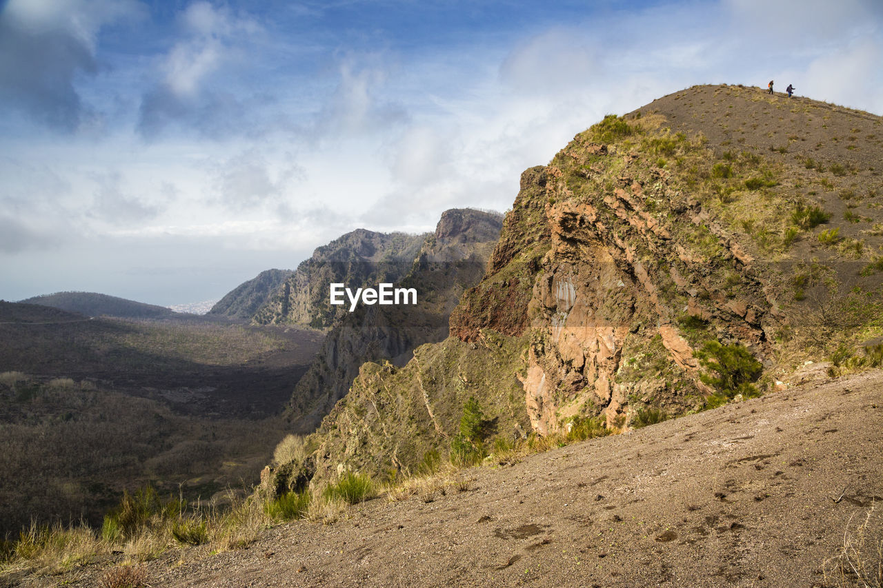 PANORAMIC VIEW OF MOUNTAIN ROAD AGAINST SKY