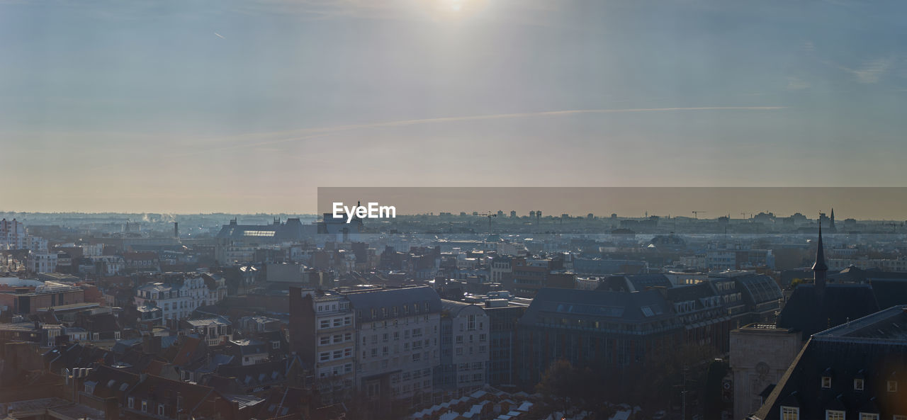 HIGH ANGLE VIEW OF BUILDINGS IN CITY AGAINST SKY