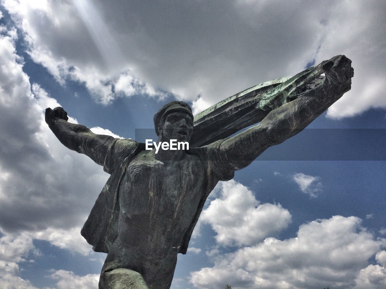 LOW ANGLE VIEW OF ANGEL STATUE AGAINST SKY