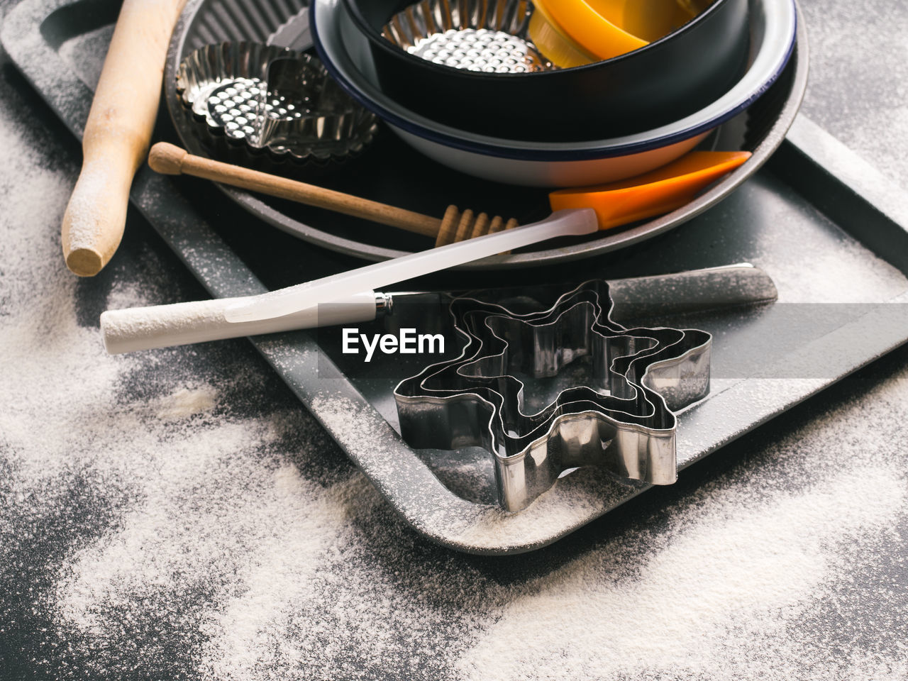 HIGH ANGLE VIEW OF BLACK TEA IN BOWL