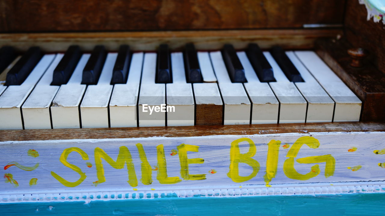 HIGH ANGLE VIEW OF PIANO KEYS ON WOODEN FLOOR