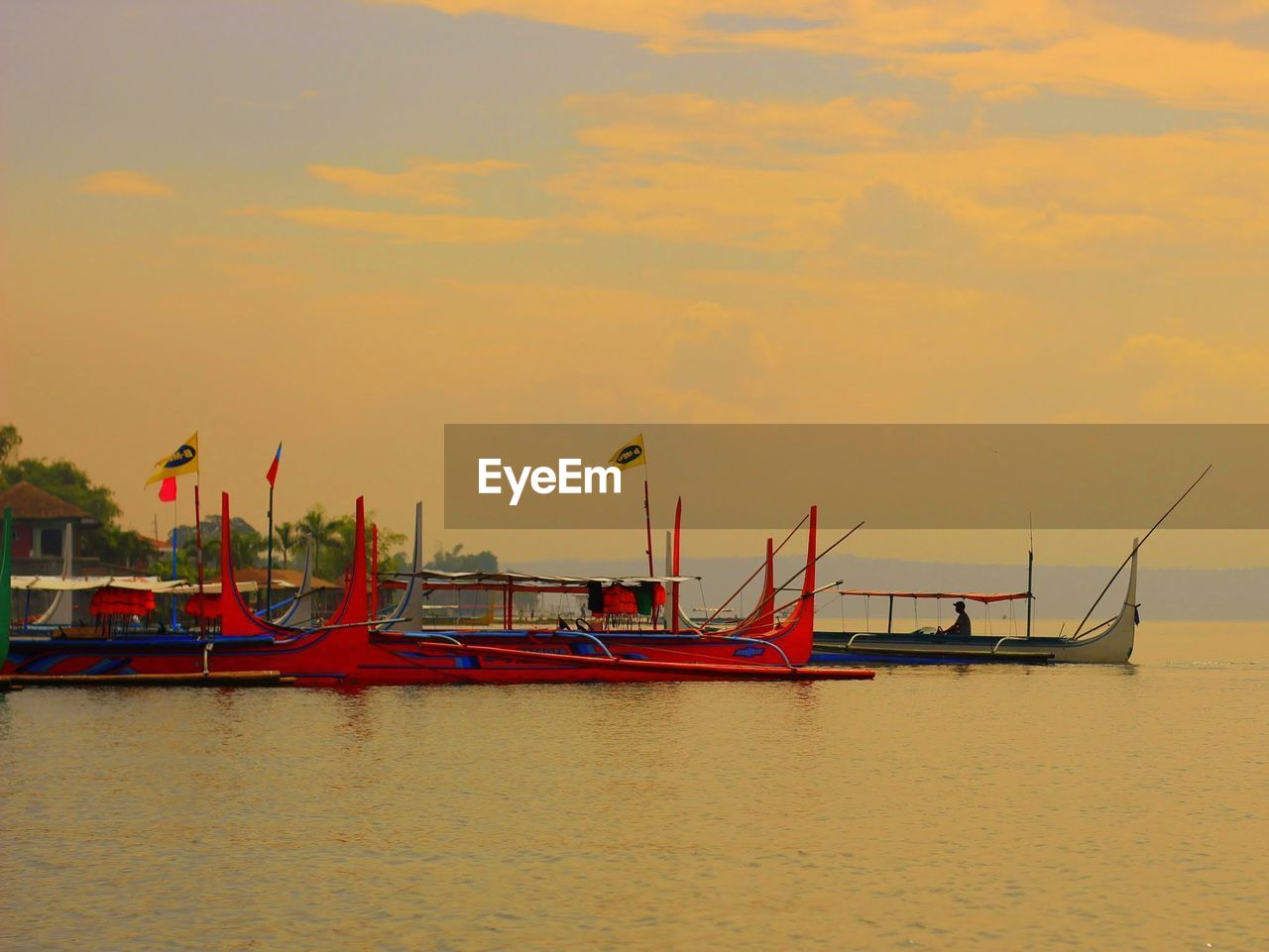 BOATS ON SEA AGAINST SKY DURING SUNSET