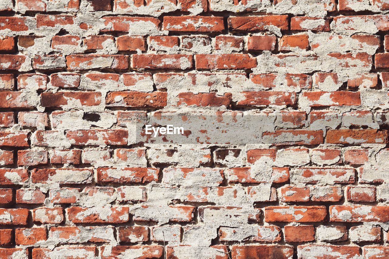 CLOSE-UP OF BRICK WALL