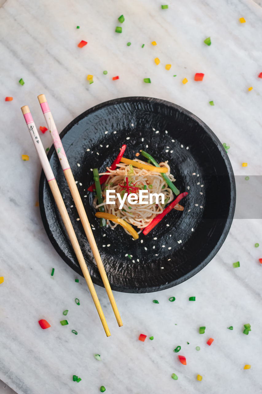 HIGH ANGLE VIEW OF SPICES IN BOWL ON TABLE