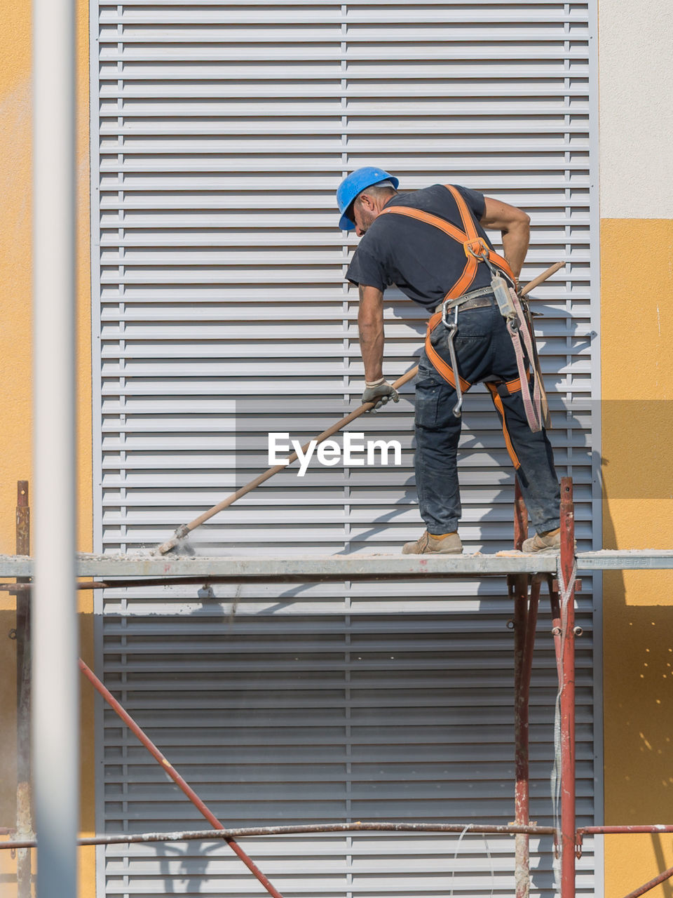 MAN WORKING IN CONSTRUCTION SITE