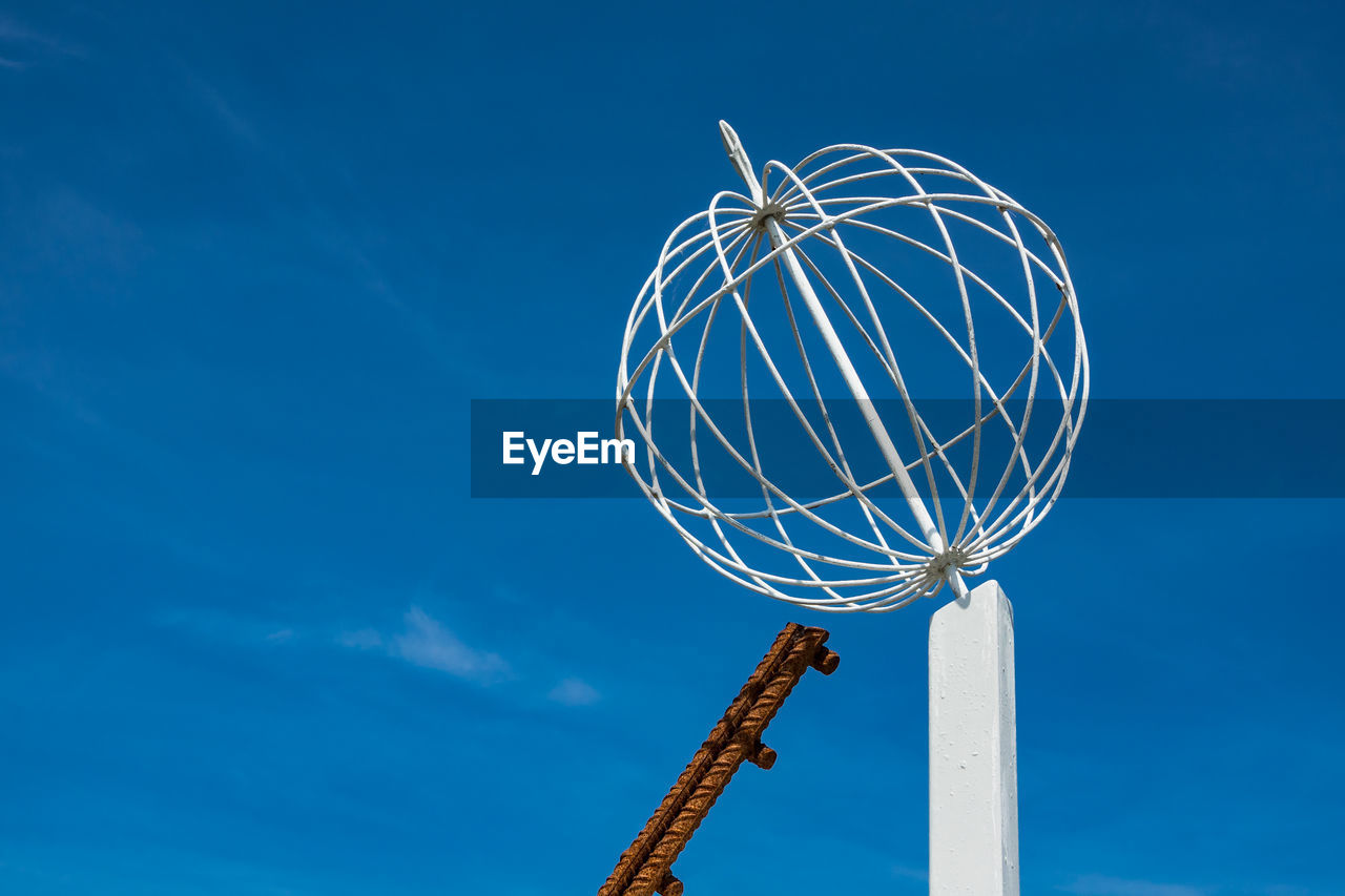 LOW ANGLE VIEW OF BUILT STRUCTURE AGAINST SKY