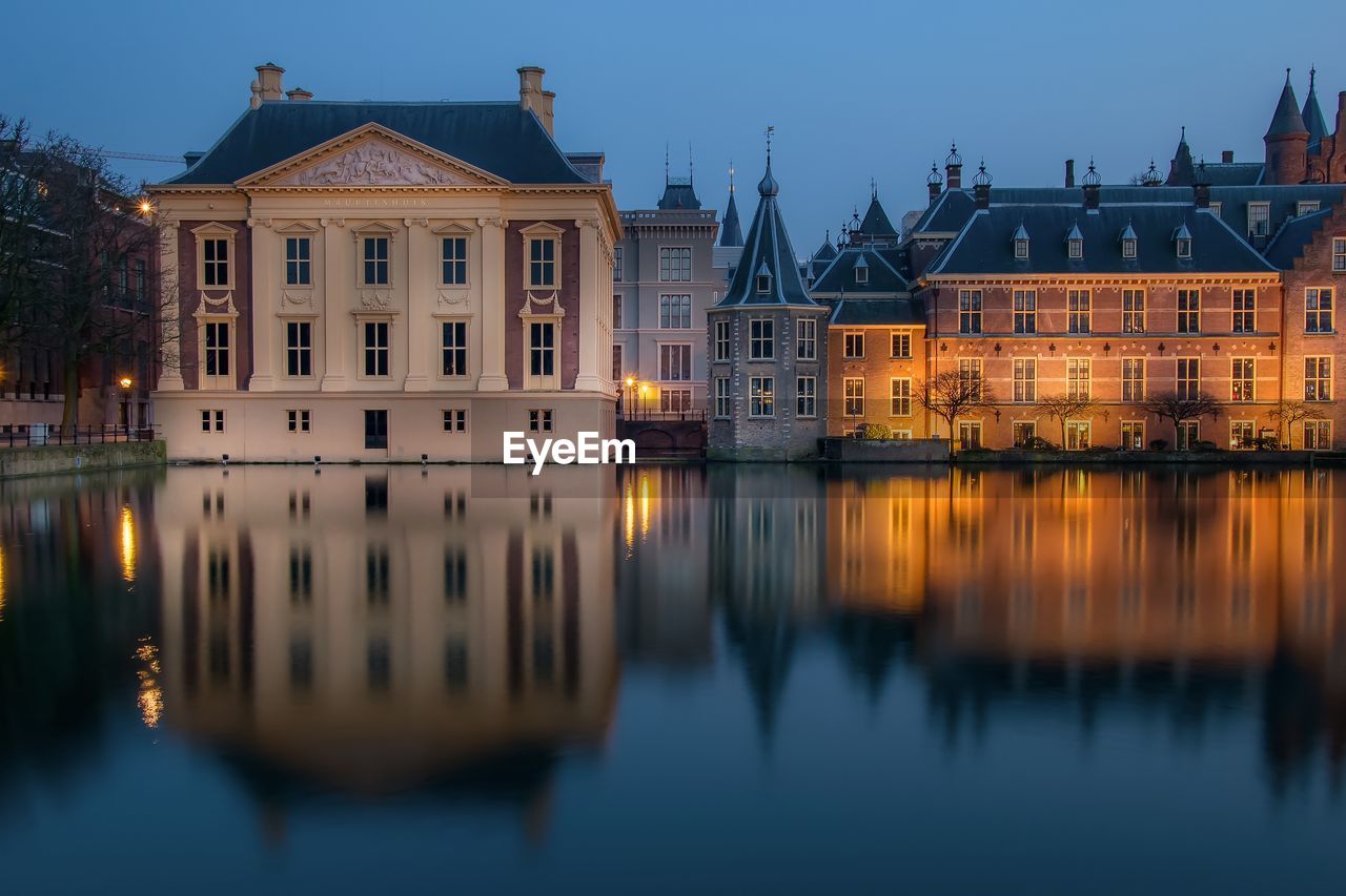 Binnenhof reflection in hofvijver against sky