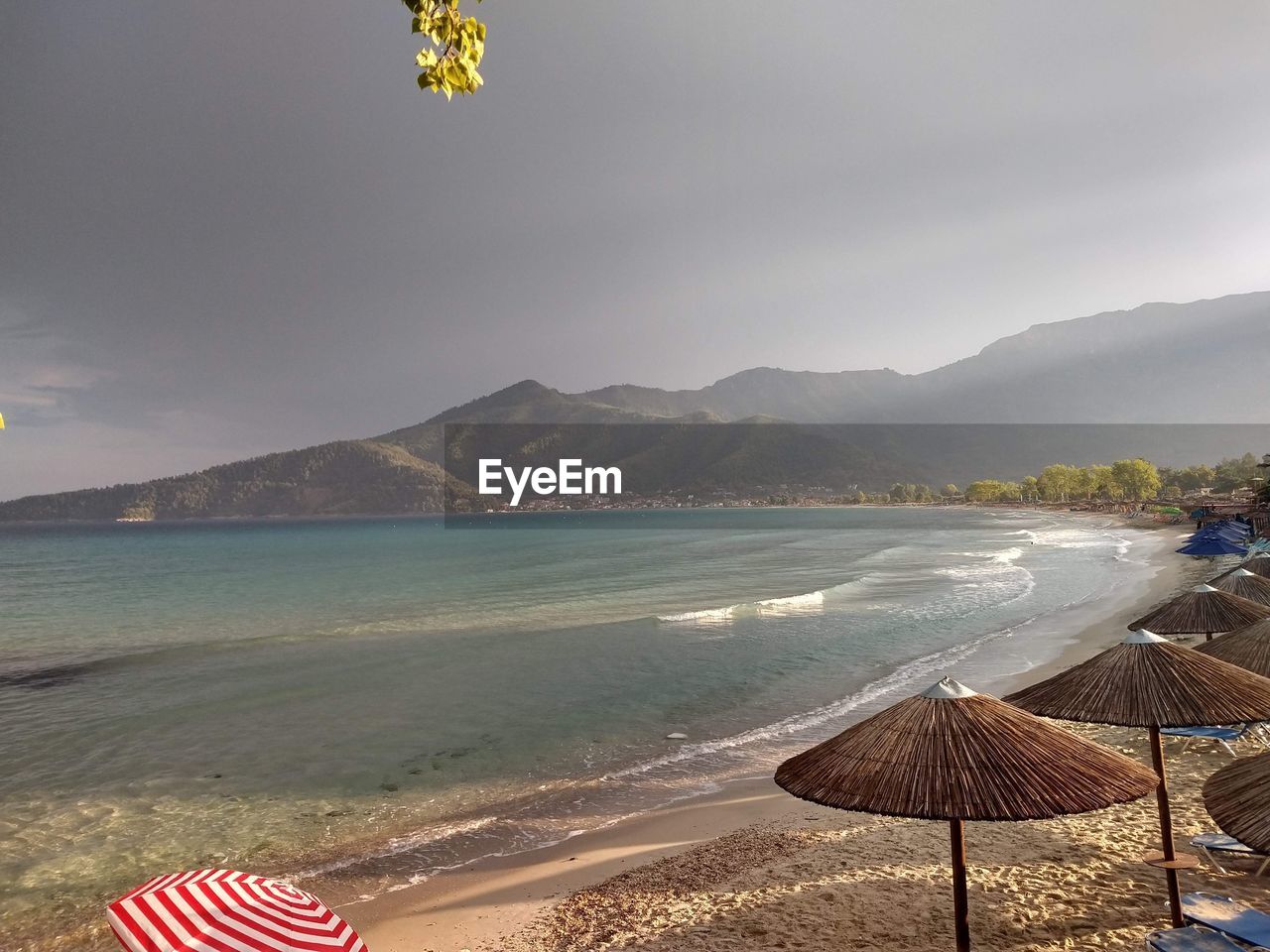 SCENIC VIEW OF SEA AND MOUNTAINS AGAINST SKY