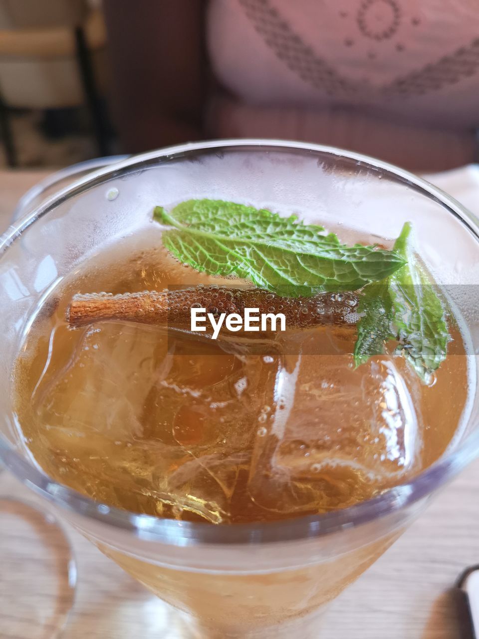 HIGH ANGLE VIEW OF JUICE IN GLASS ON TABLE