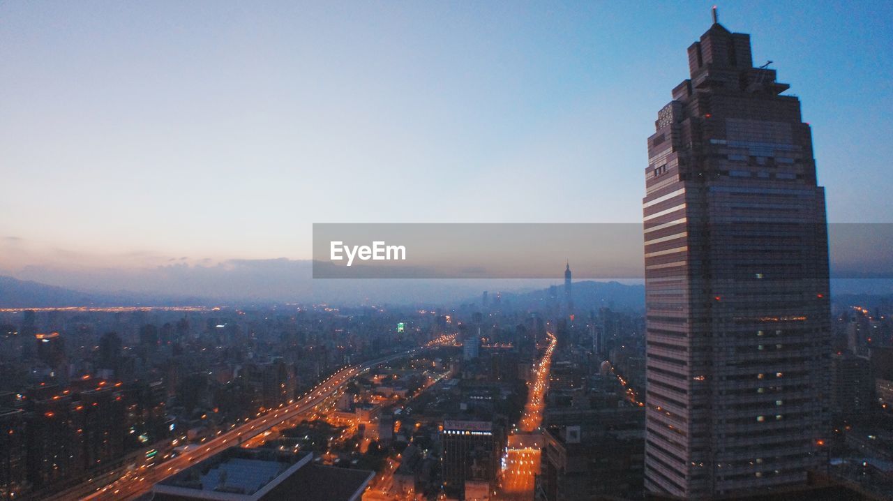 VIEW OF CITYSCAPE AGAINST SKY