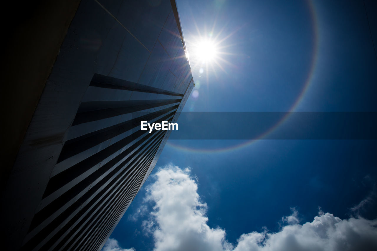 LOW ANGLE VIEW OF MODERN BUILDING AGAINST BLUE SKY