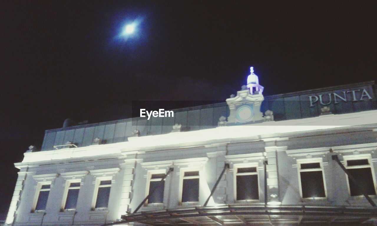 LOW ANGLE VIEW OF HISTORICAL BUILDING