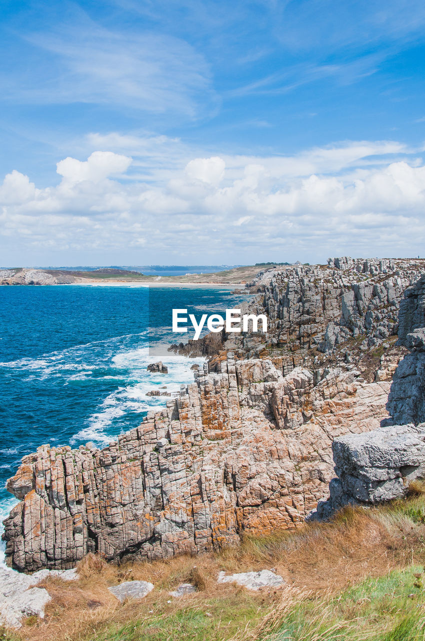 SCENIC VIEW OF SEA AGAINST ROCKS