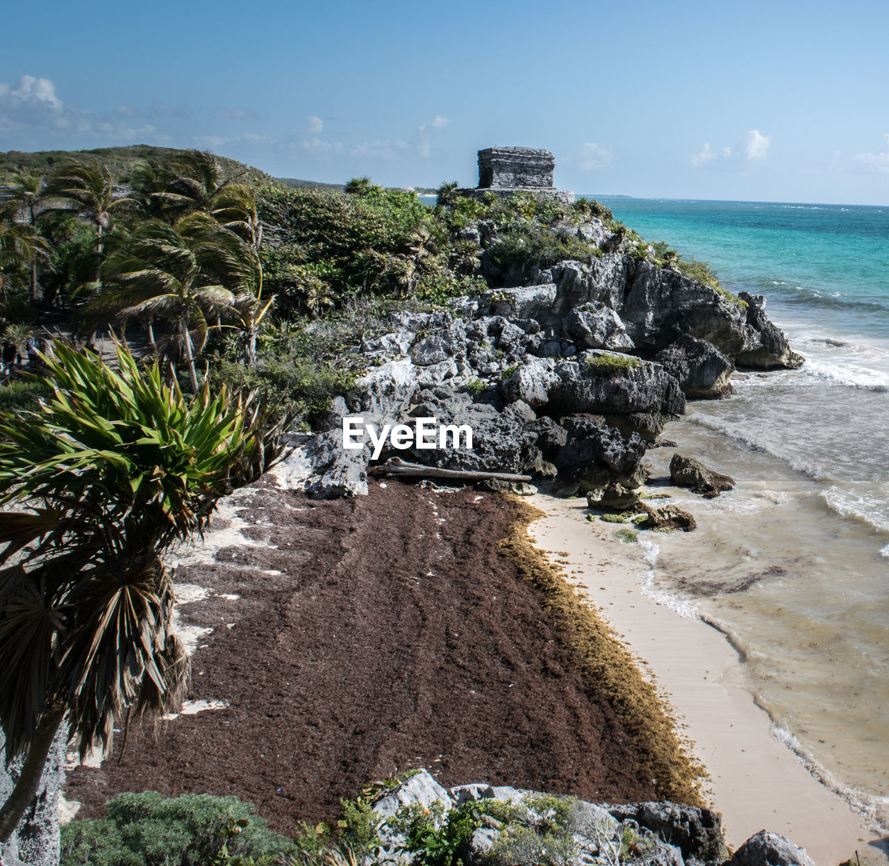 SCENIC VIEW OF ROCKY BEACH AGAINST SKY