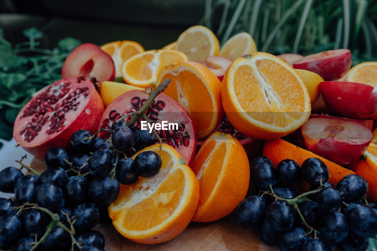 CLOSE-UP OF ORANGE AND FRUITS