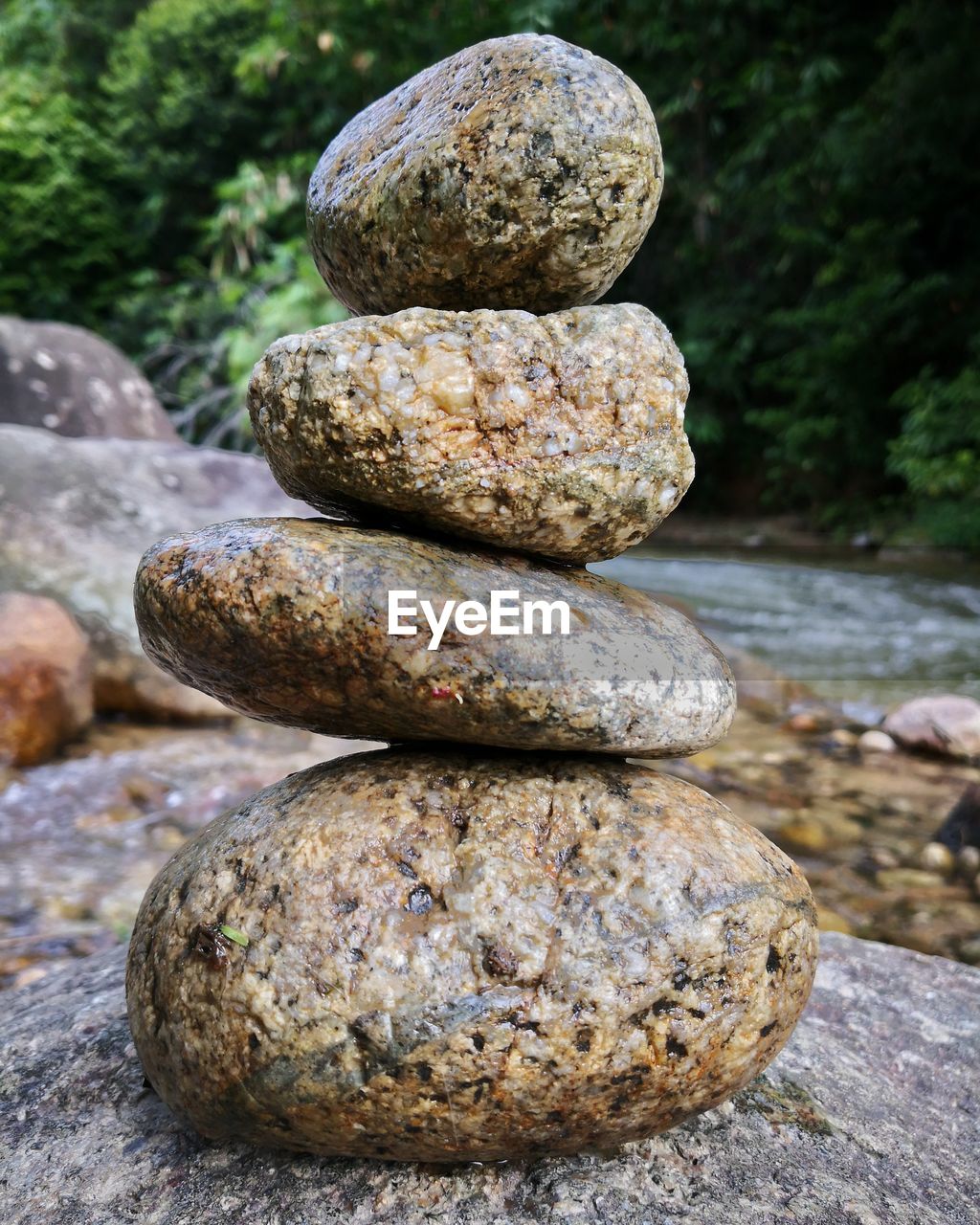 CLOSE-UP OF STONES ON ROCKS