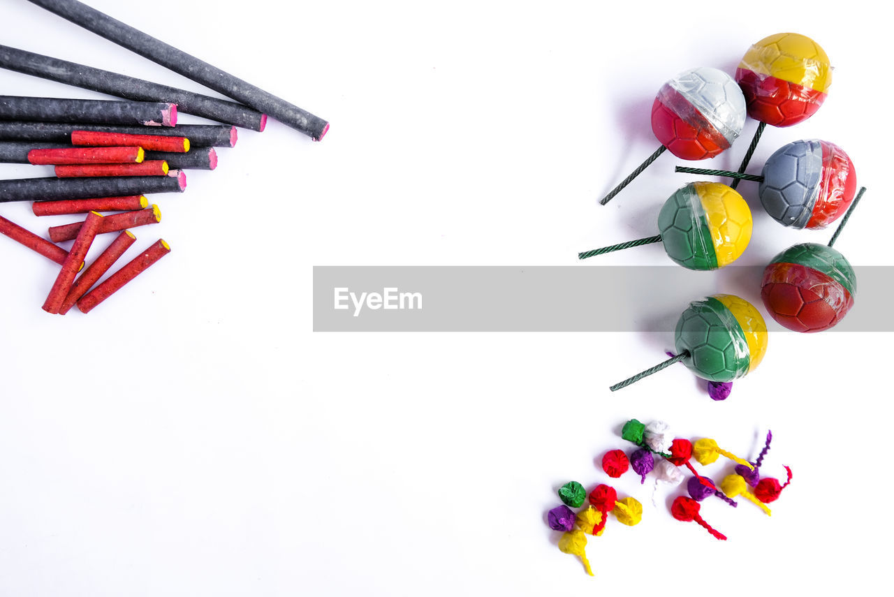 HIGH ANGLE VIEW OF CANDIES AGAINST WHITE BACKGROUND