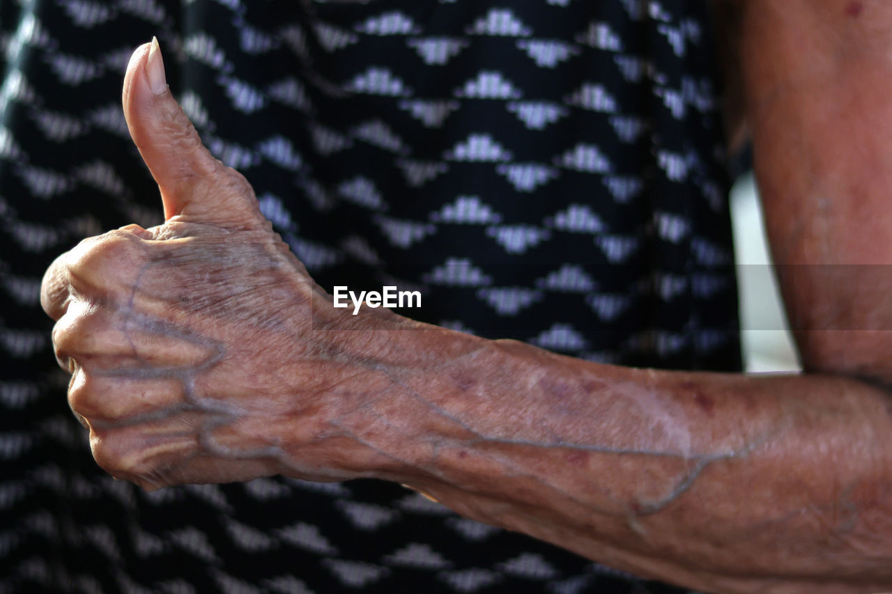 CLOSE-UP OF MAN HAND ON ROCK