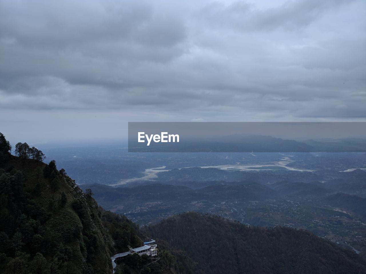 AERIAL VIEW OF SEA AND MOUNTAIN AGAINST SKY