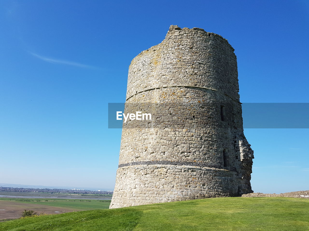 LOW ANGLE VIEW OF HISTORICAL BUILDING AGAINST CLEAR BLUE SKY