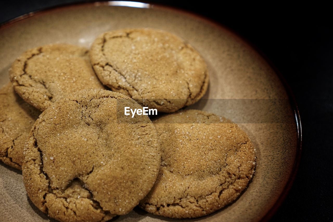 CLOSE-UP OF COOKIES
