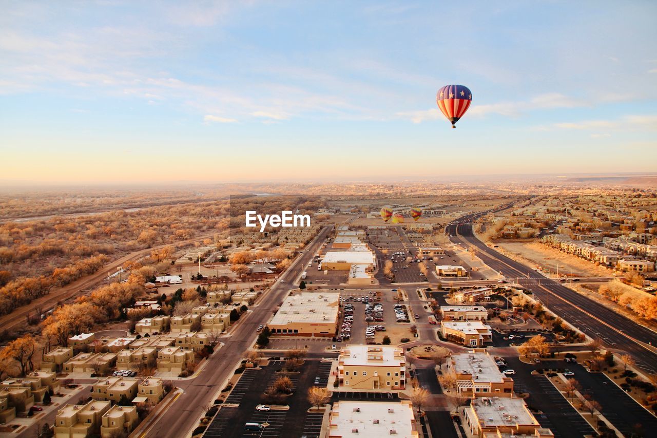 HOT AIR BALLOON FLYING OVER CITY