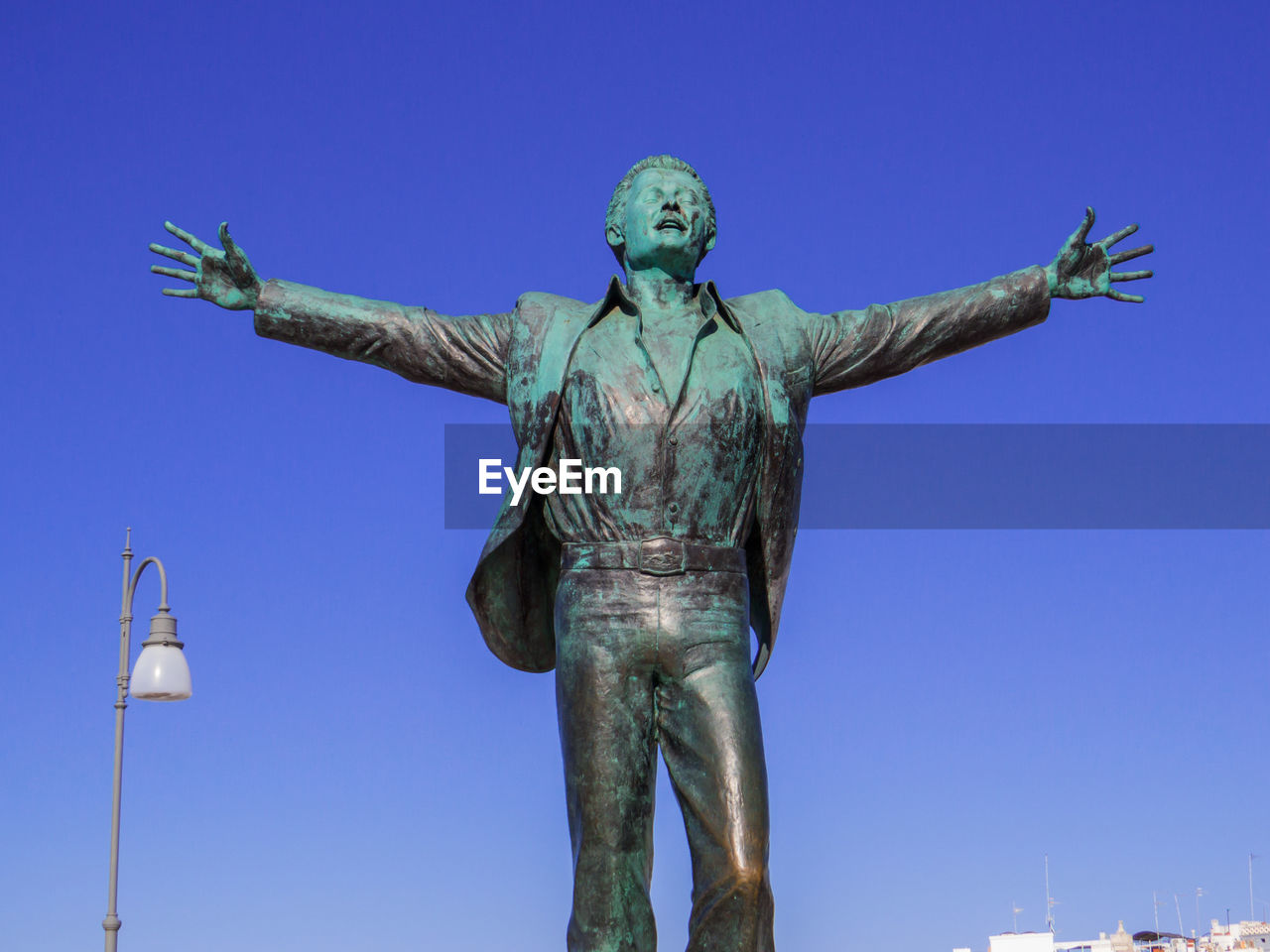 LOW ANGLE VIEW OF SCULPTURE AGAINST CLEAR BLUE SKY