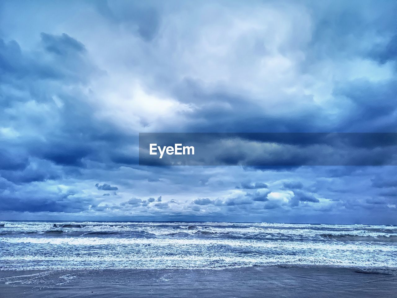 SCENIC VIEW OF SEA WAVES AGAINST SKY