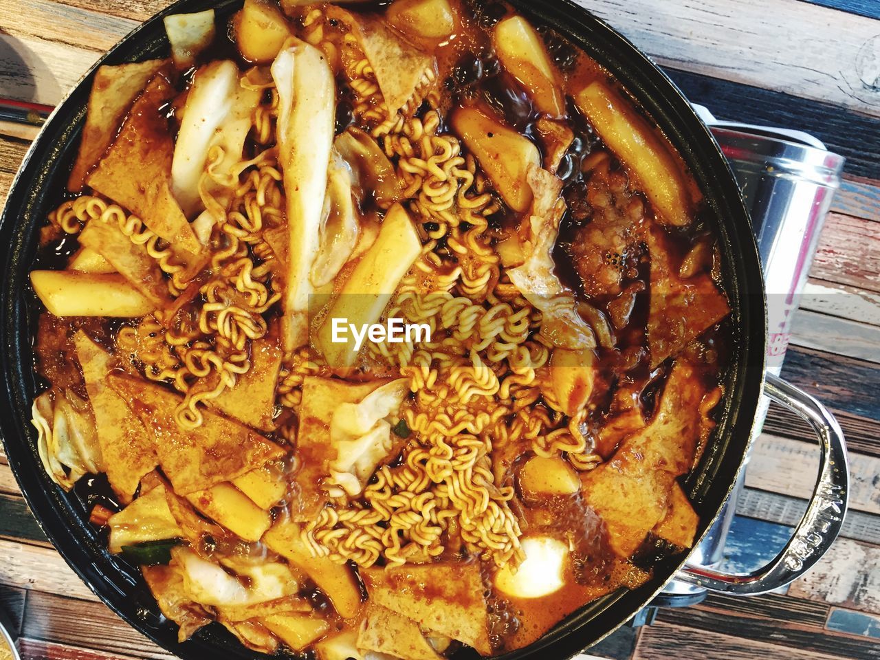 HIGH ANGLE VIEW OF MEAT IN BOWL