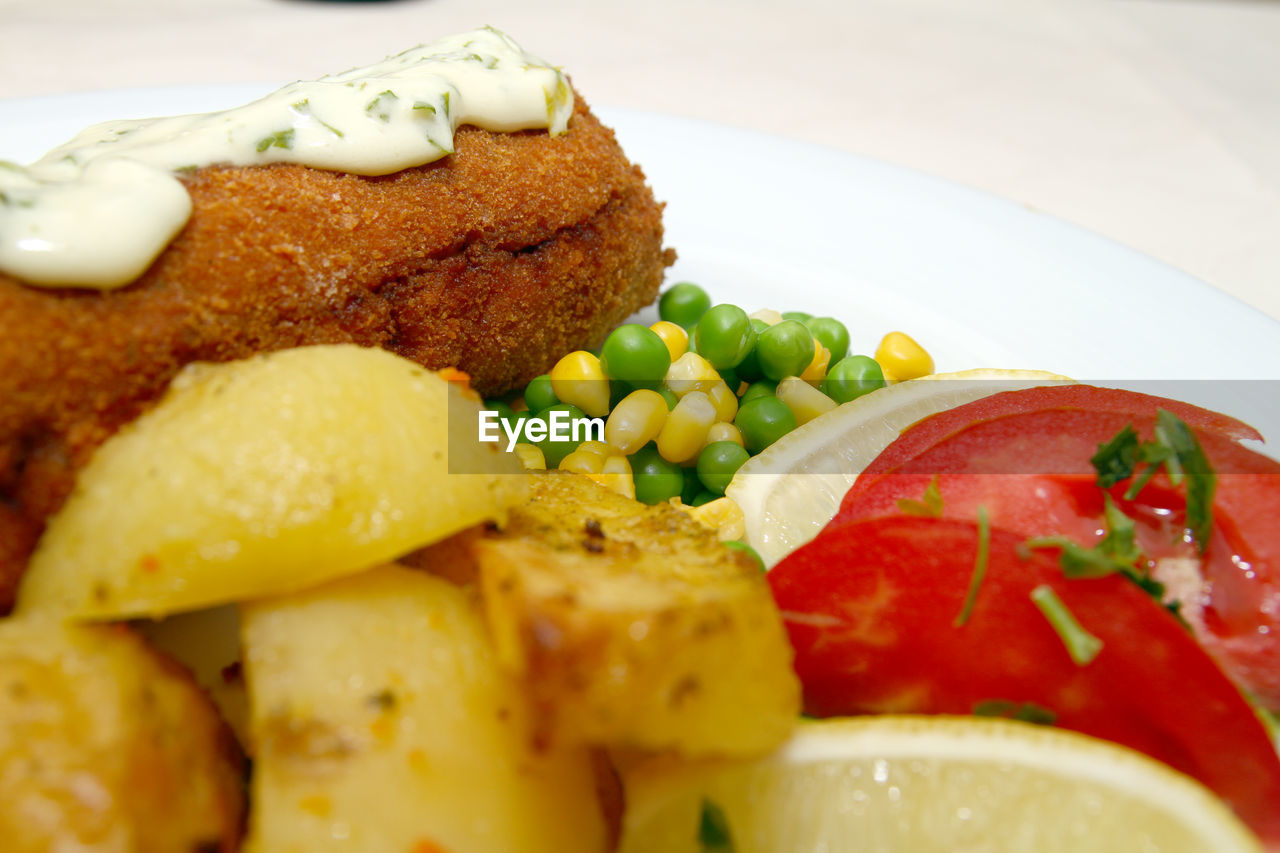 HIGH ANGLE VIEW OF FRESH VEGETABLES IN PLATE