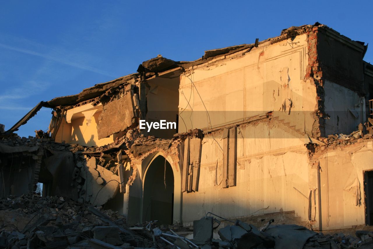 LOW ANGLE VIEW OF ABANDONED BUILDINGS AGAINST SKY