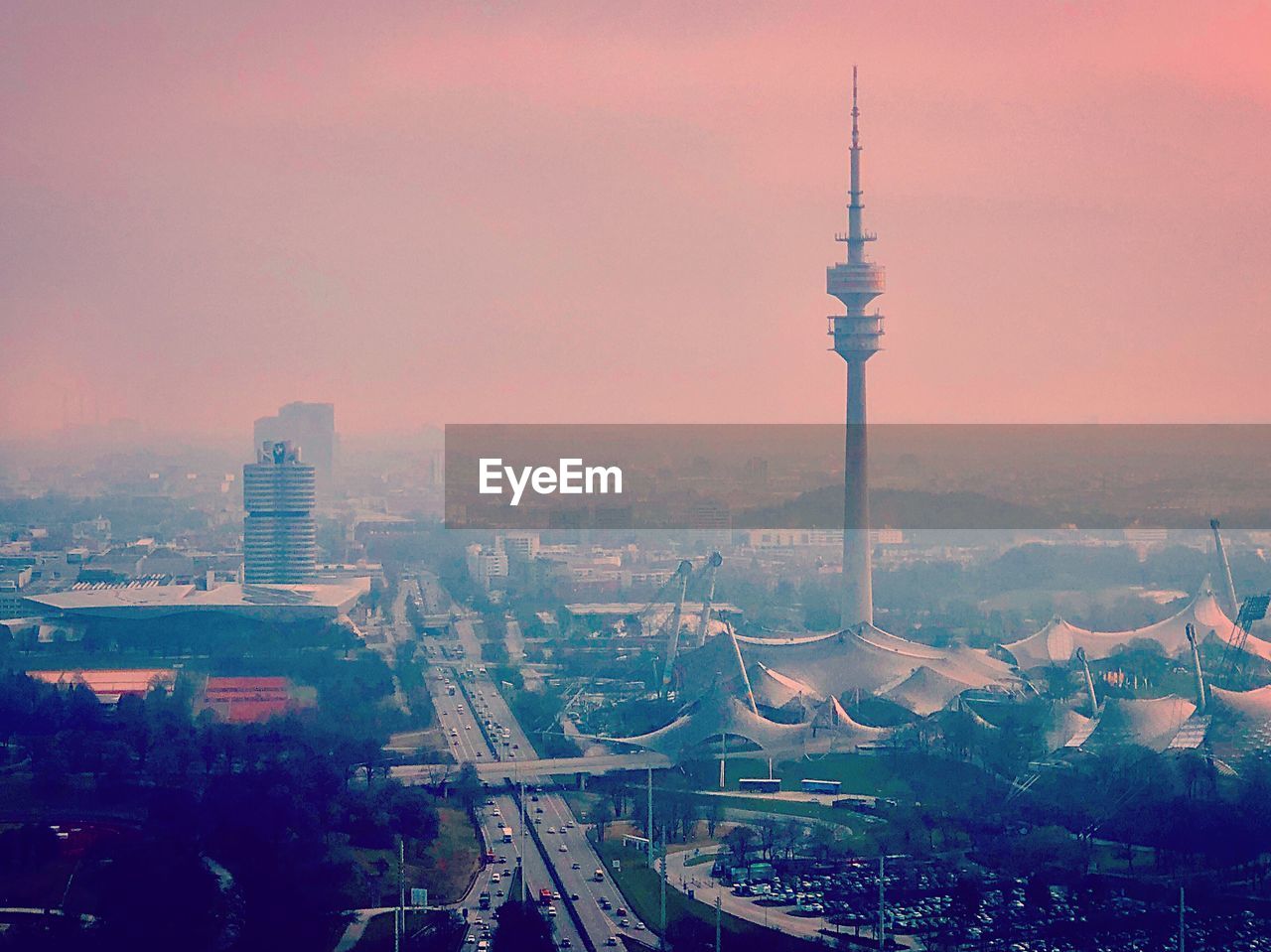 AERIAL VIEW OF CITYSCAPE AGAINST SKY