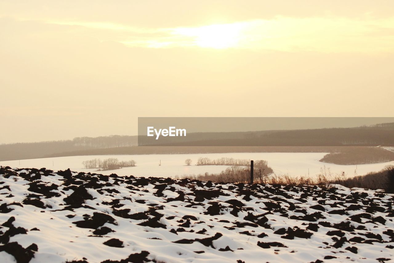 SCENIC VIEW OF SEA AGAINST SUNSET SKY