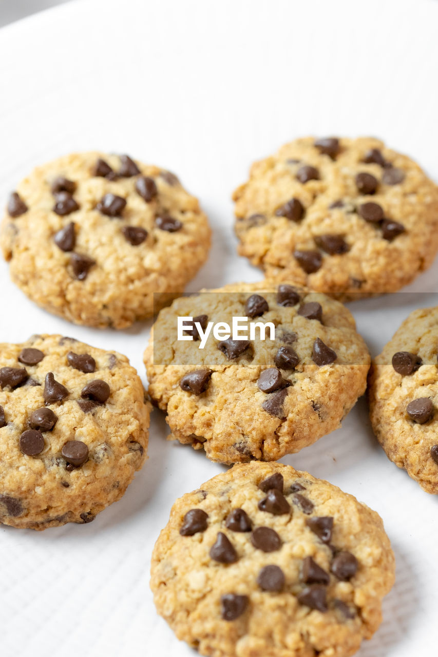 HIGH ANGLE VIEW OF COOKIES IN PLATE