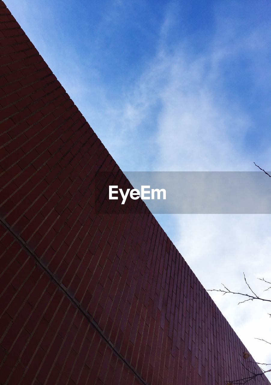 LOW ANGLE VIEW OF MODERN ROOF AGAINST SKY