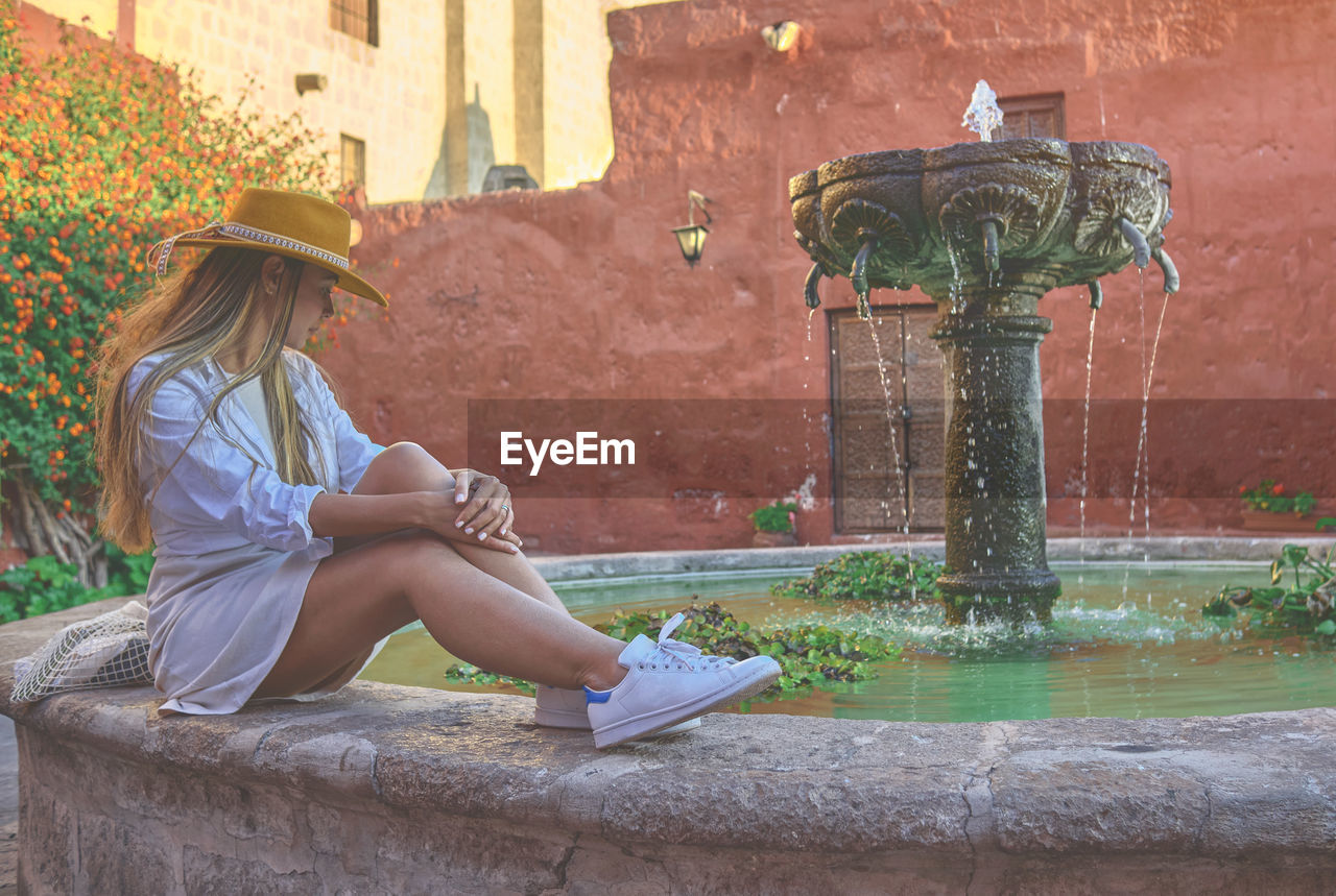 Young tourists exploring in the fountain the santa catalina monastery, convento de santa catalina