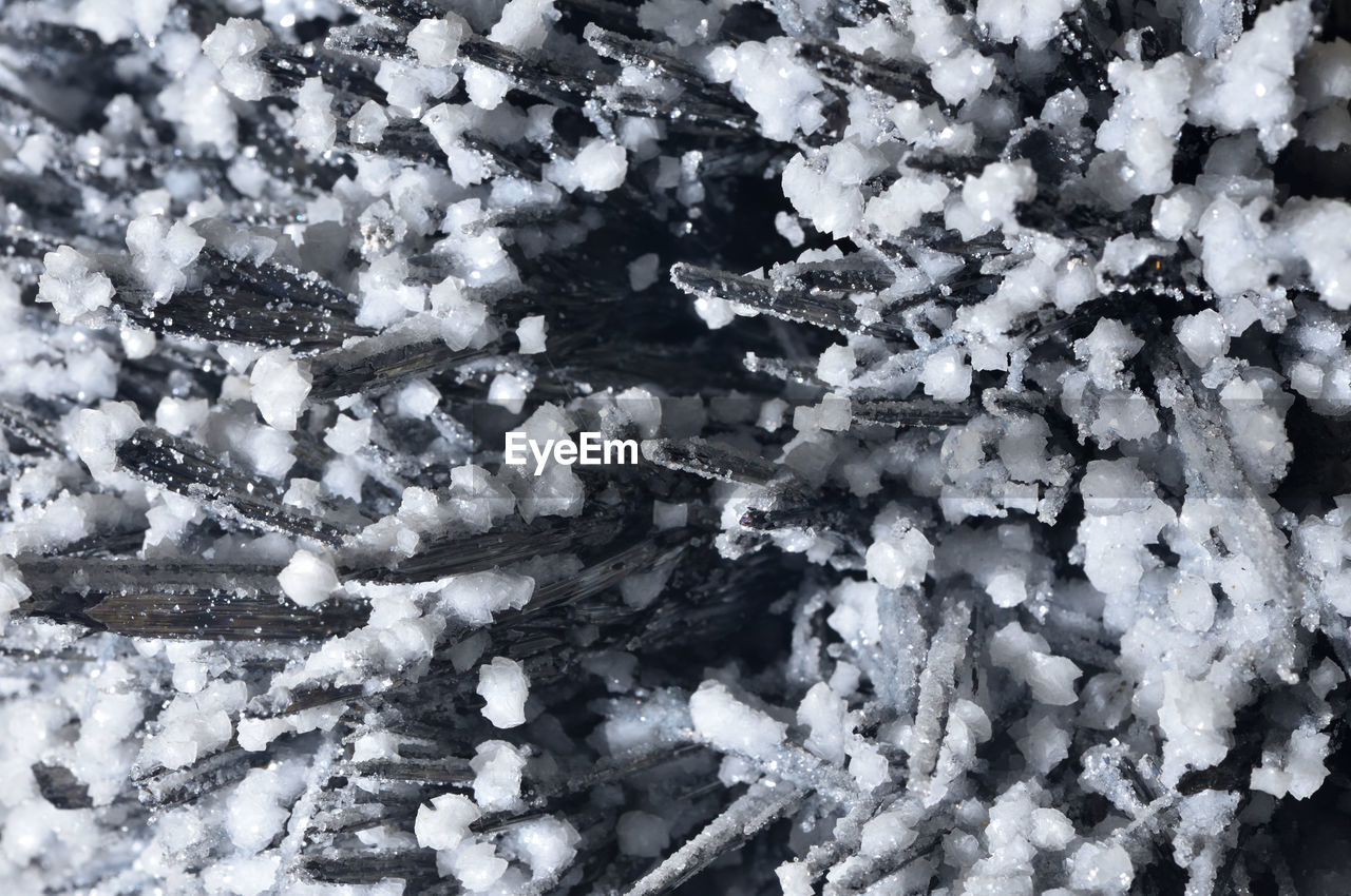 Antimonit gemstone with calcite and dolomite growths, surface texture