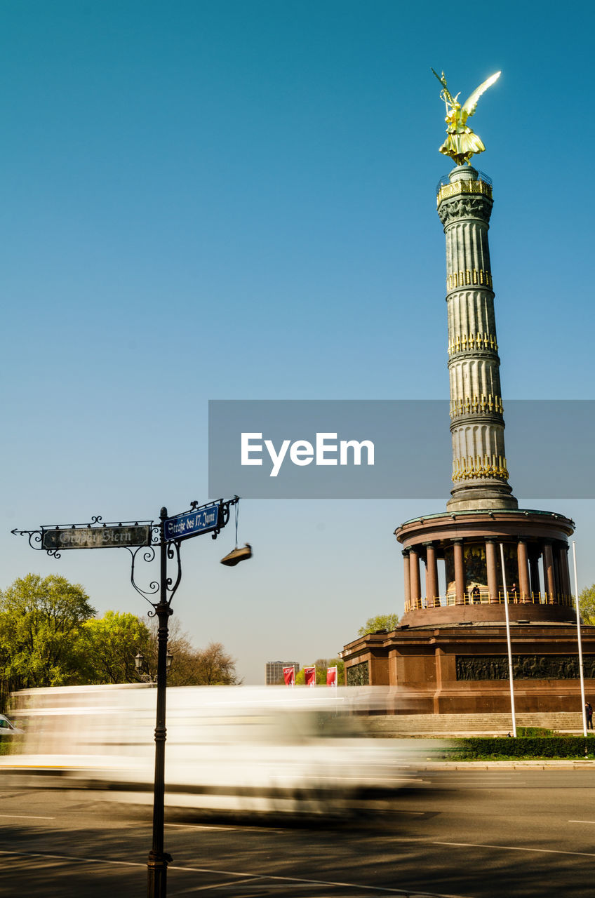 LOW ANGLE VIEW OF STATUE OF STREET LIGHT