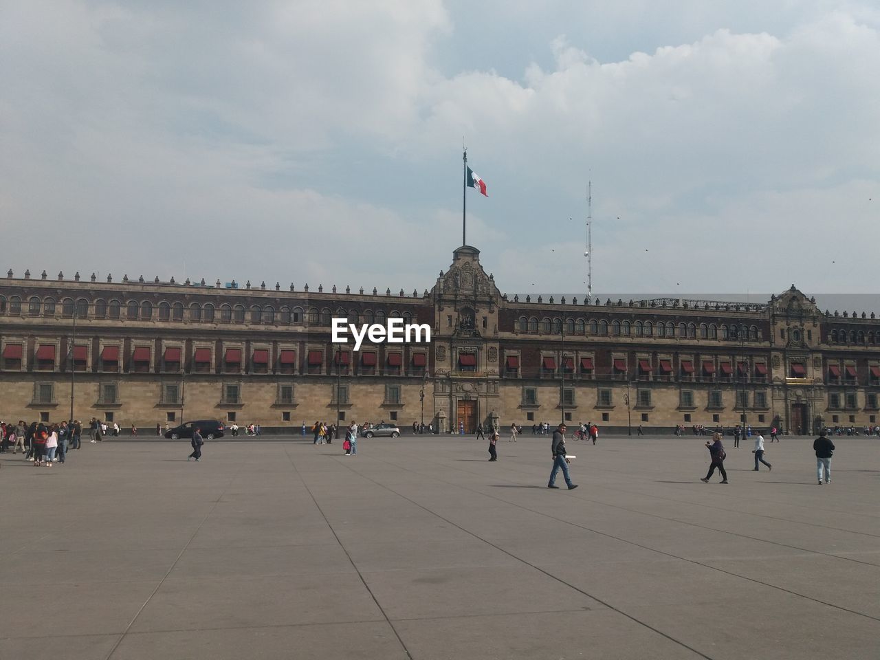 GROUP OF PEOPLE IN FRONT OF HISTORIC BUILDING