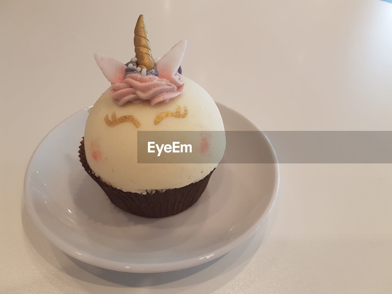 CLOSE-UP OF CUPCAKES ON TABLE