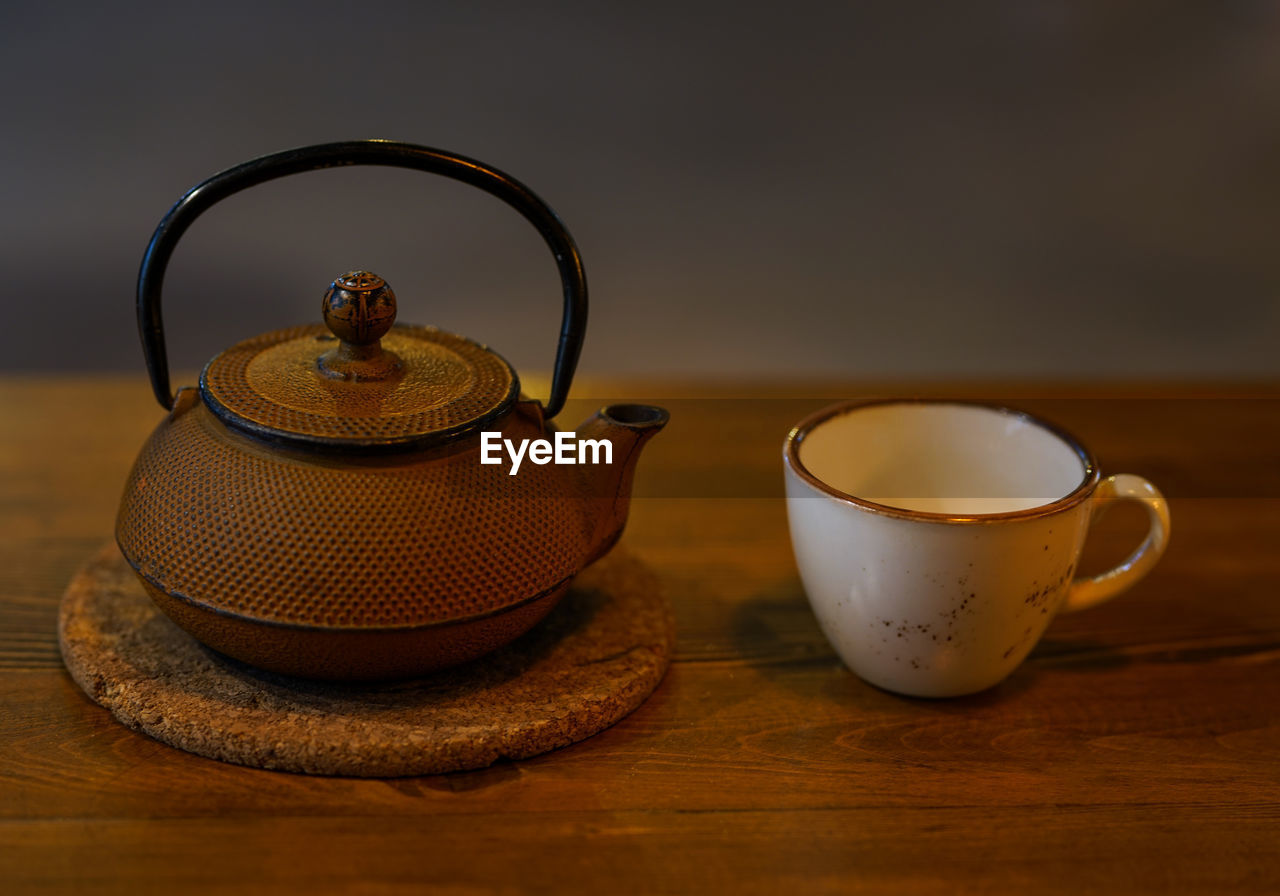 CLOSE-UP OF TEA IN CUP ON TABLE