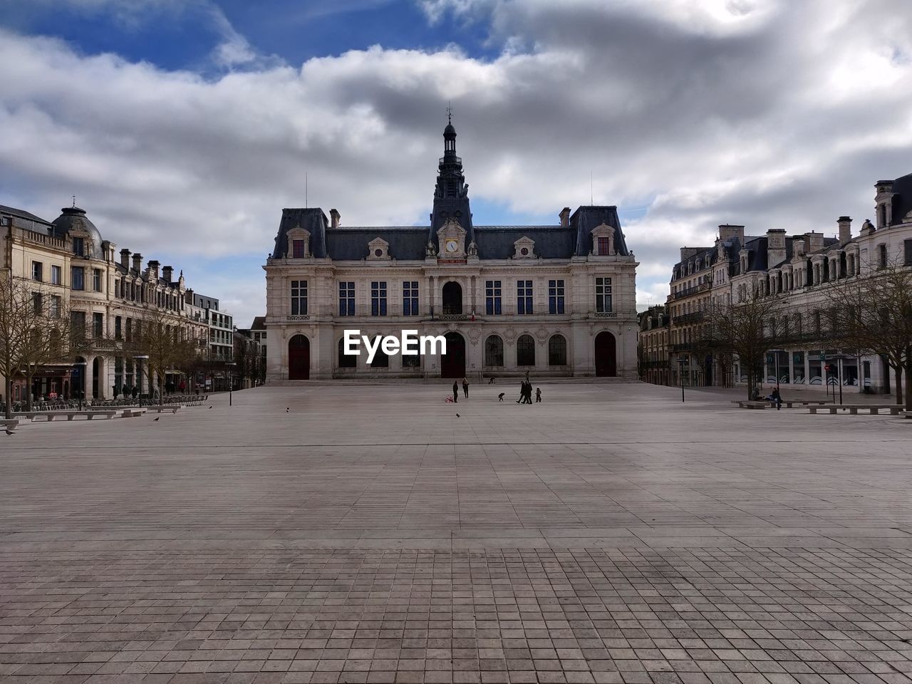 VIEW OF BUILDINGS IN TOWN