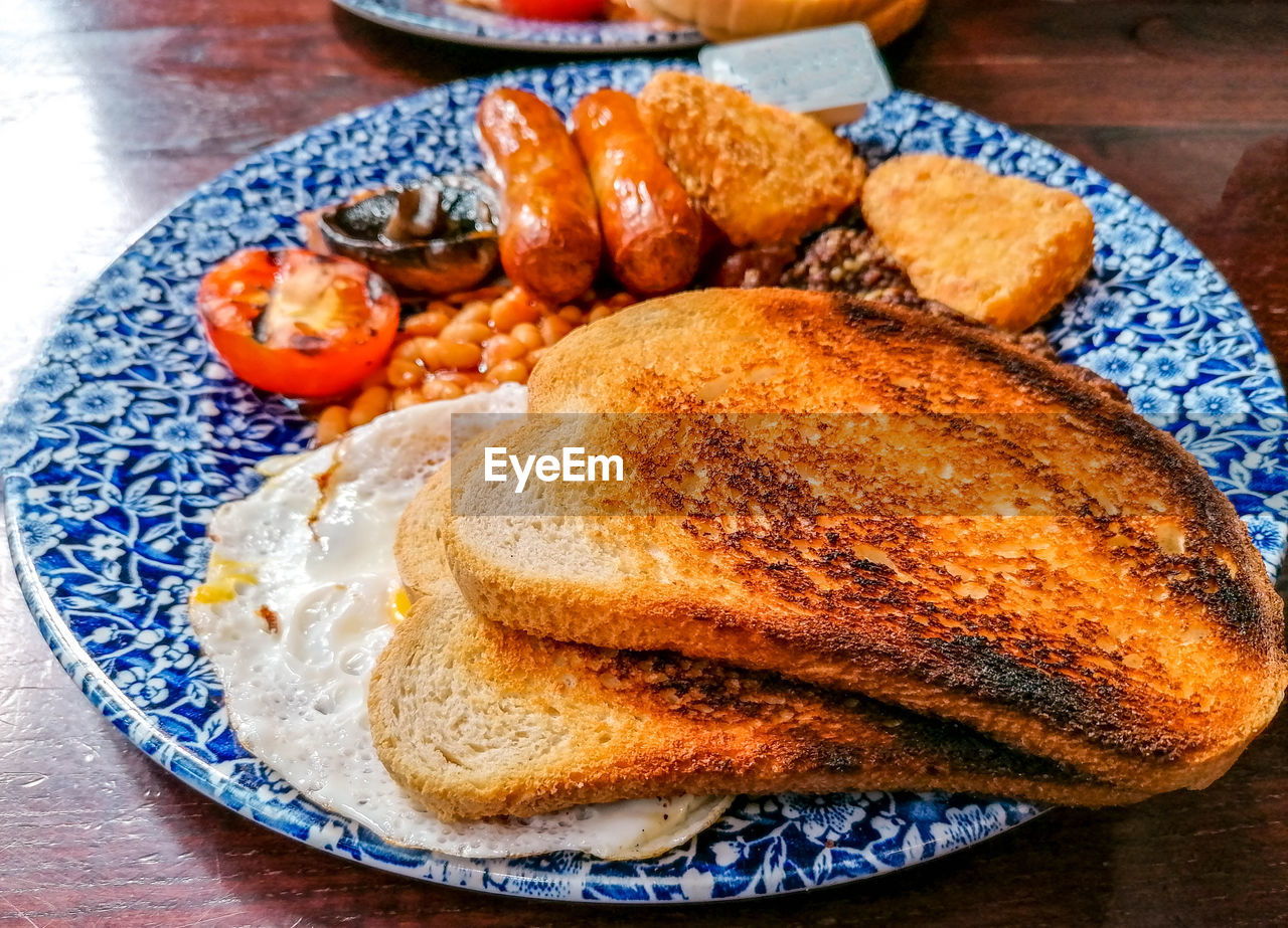 CLOSE-UP OF FOOD SERVED ON TABLE