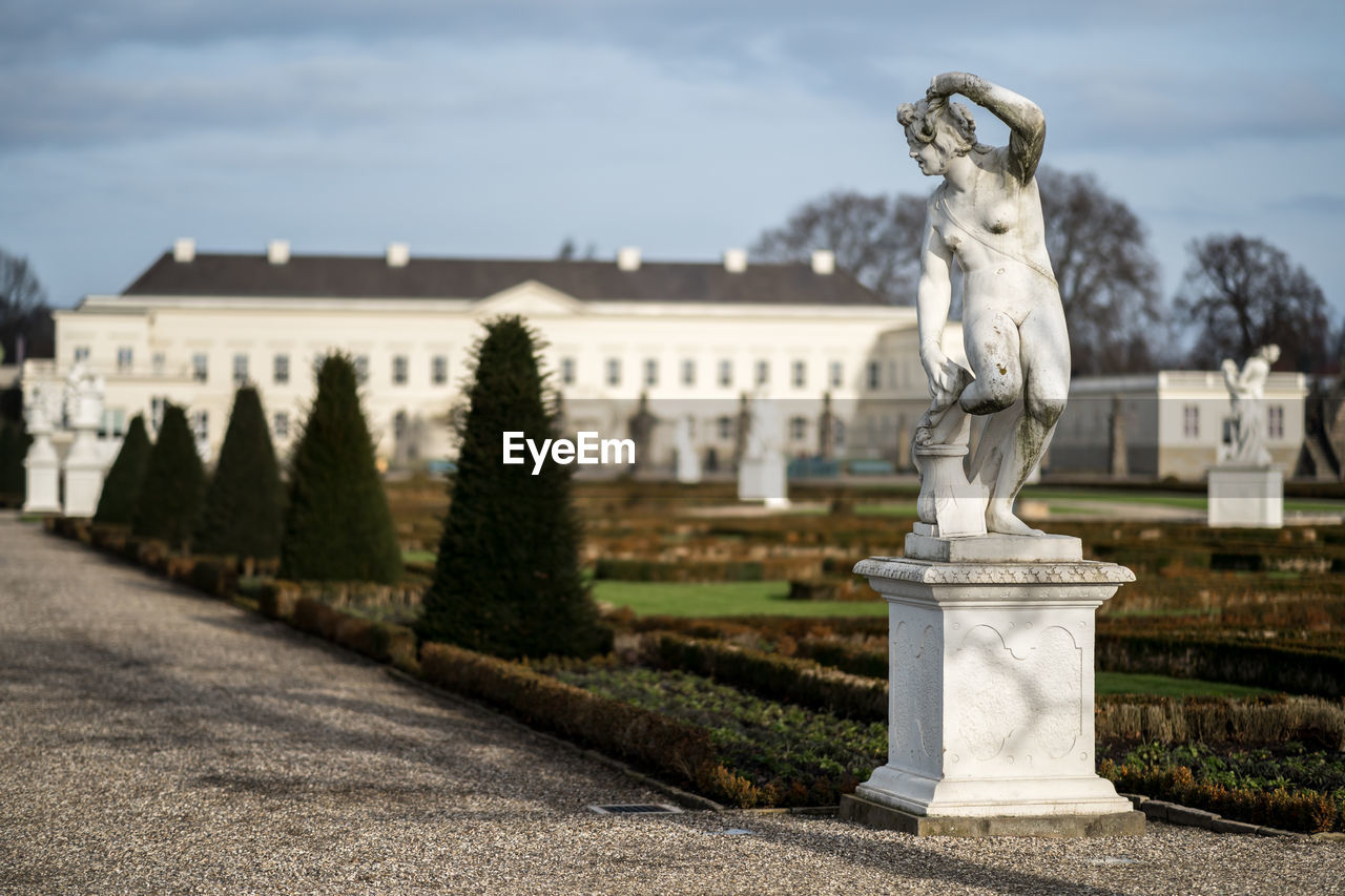 STATUE OF HISTORIC BUILDING AGAINST SKY