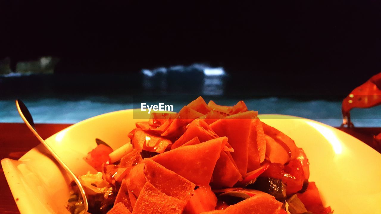 CLOSE-UP OF FRESH ORANGE SLICES IN PLATE