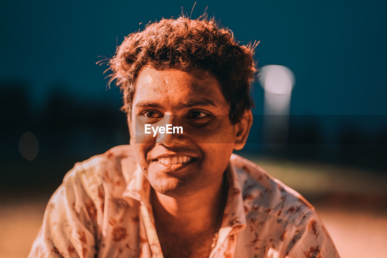 PORTRAIT OF SMILING YOUNG MAN