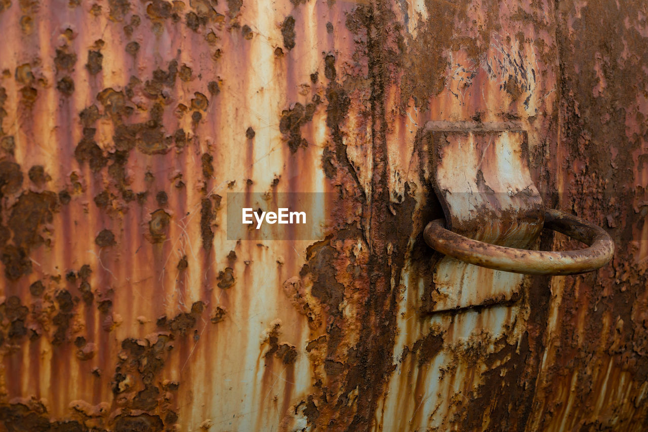 FULL FRAME SHOT OF RUSTY METAL